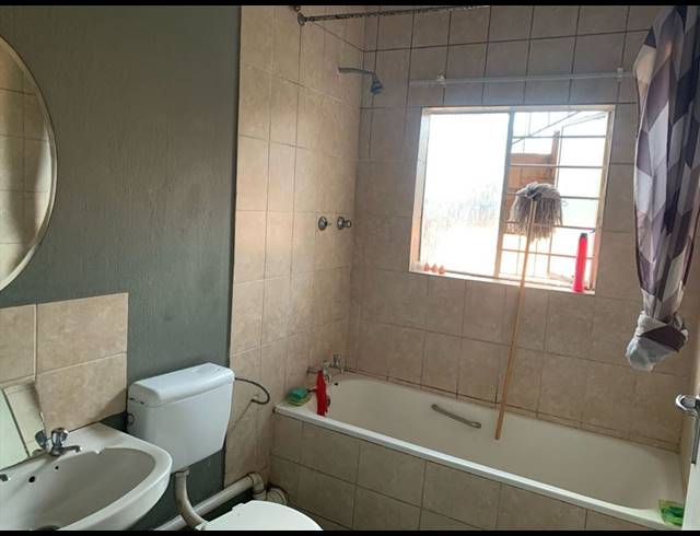 2 BEDROOM APARTMENT FOR SALE IN KEMPTON PARK CENTRAL